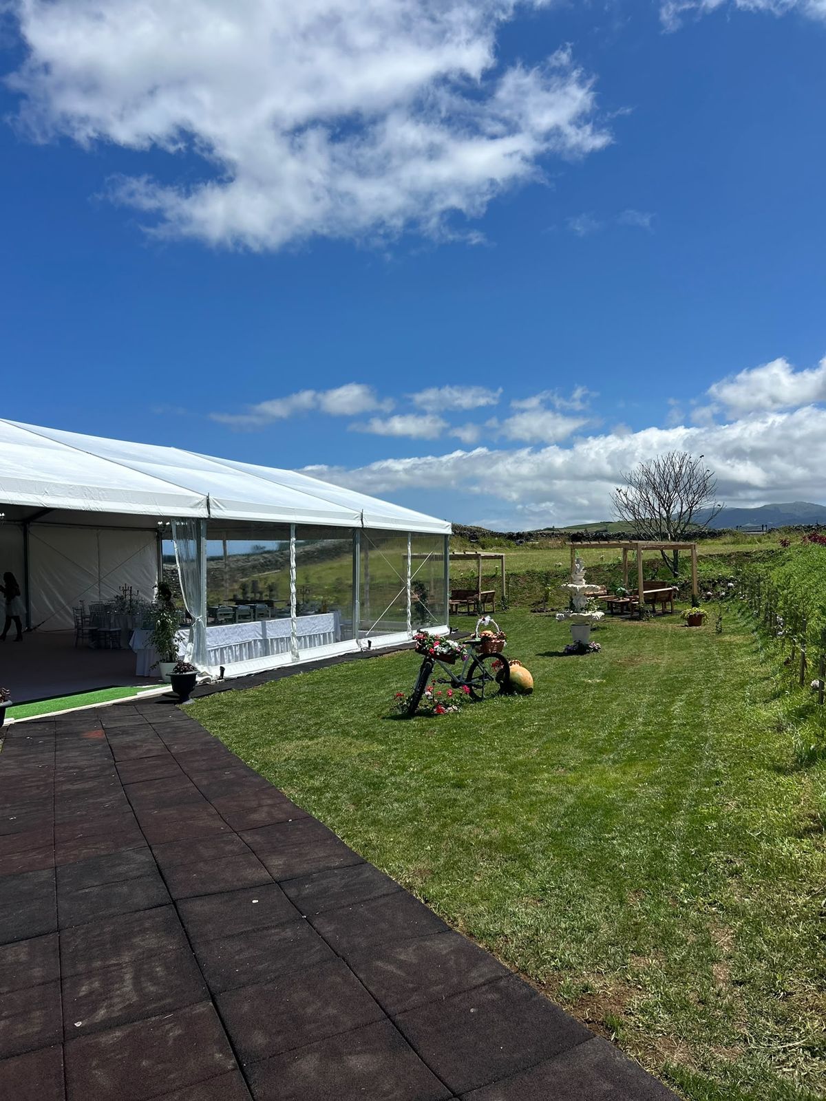 Tenda de eventos no jardim, com vista para a serra de São Miguel